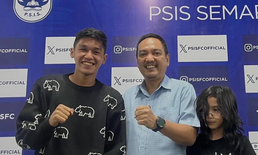 Yoyok Sukawi (tengah), resmi berpisah dengan PSIS Semarang usai 24 tahun bersama. (Foto: ig yoyok_sukawi)
